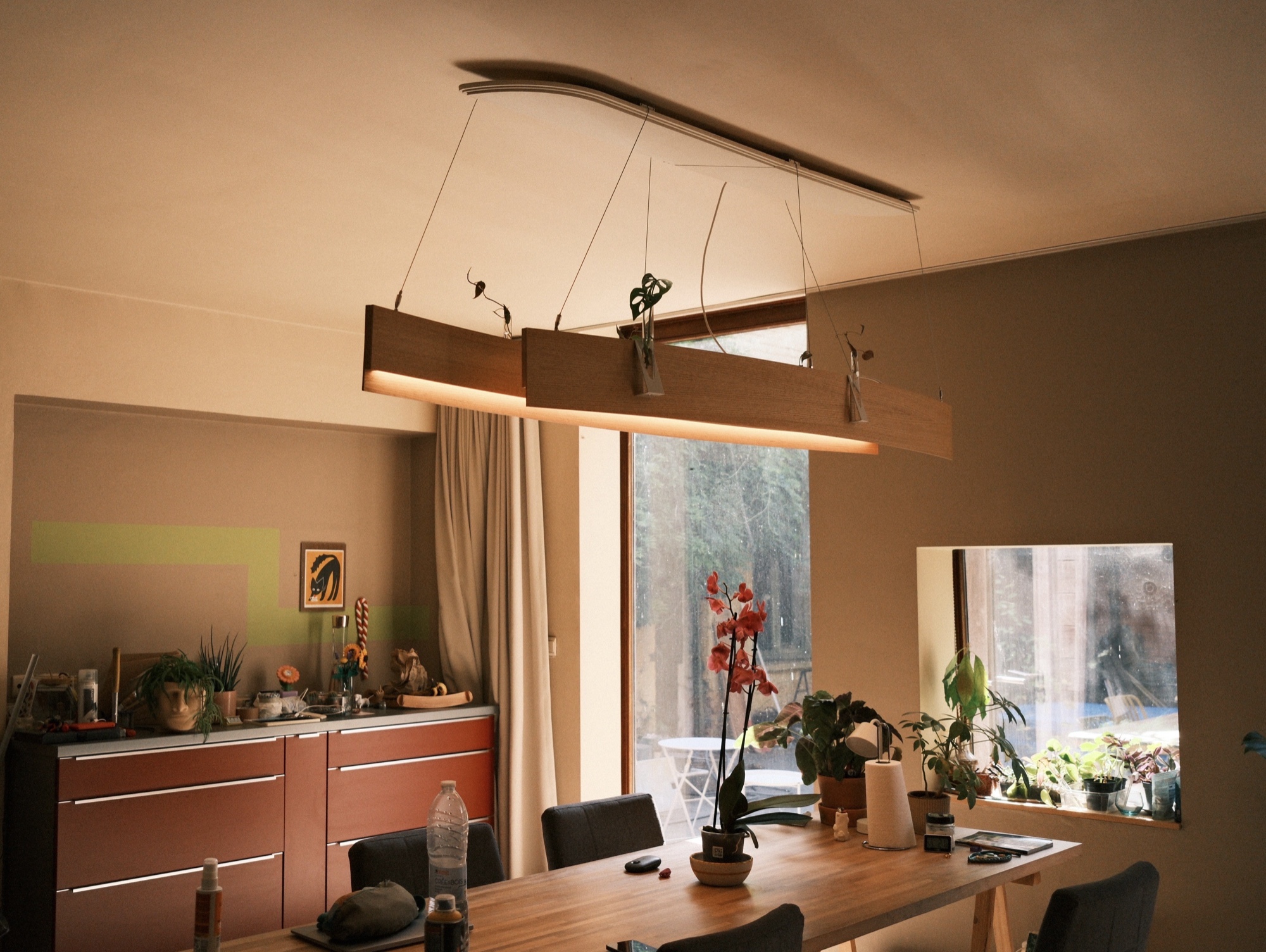 Détail de la suspension courbe RW Studio en chêne, lumière rasante